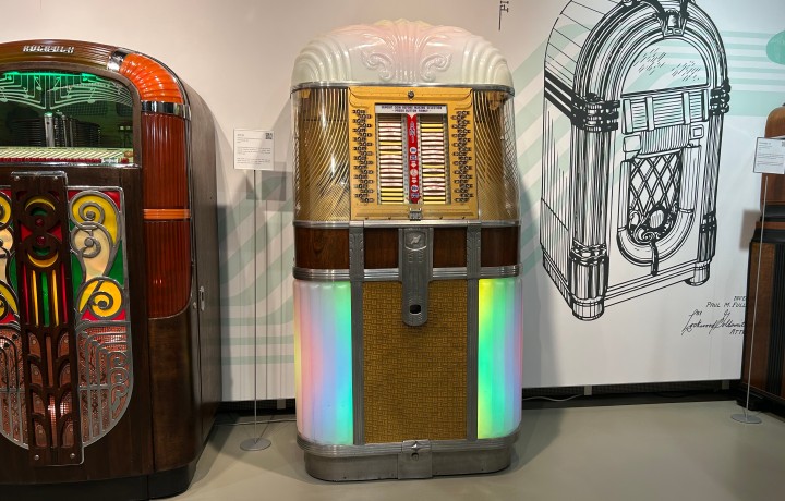 AMI B und Rock Ola 1422 in der Ausstellung des Deutschen Automatenmuseums