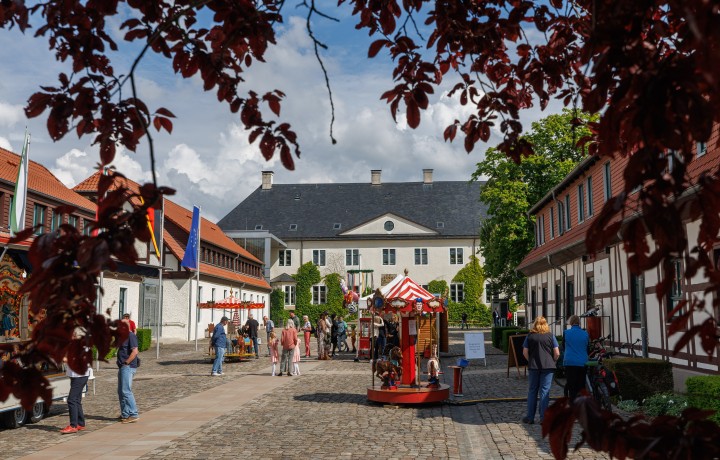 Jahrmarkt im Innenhof des Schloss Benkhausen