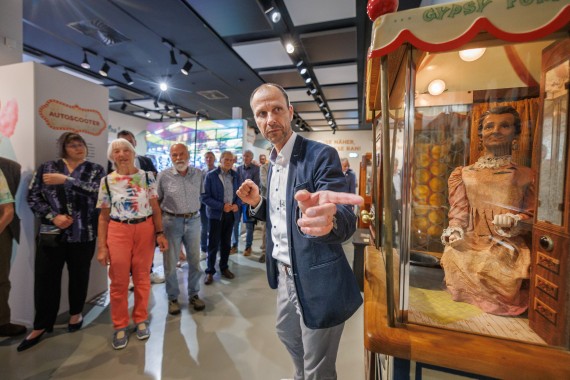 Museumsleiter Sascha Wömpener präsentiert Gästen in der Sonderausstellung die den Wahrsageautomaten 