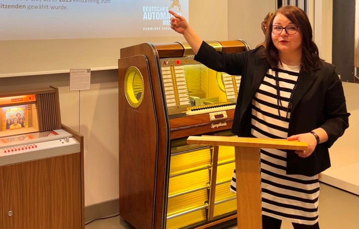 Kuratorin Jessica Midding präsentiert die Geschichte der automatischen Revolution