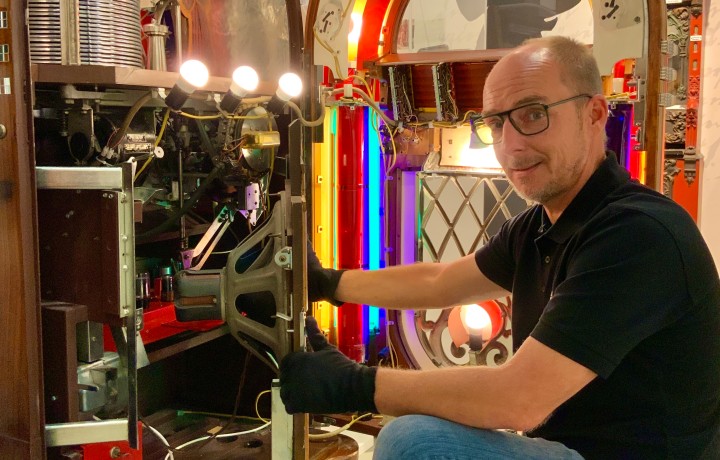 Museumstechniker an geöffneter Jukebox Wurlitzer 1015