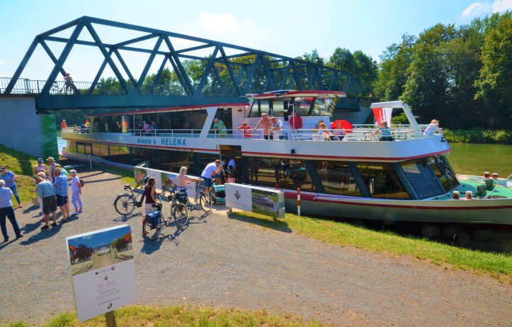 An der Schiffanlegestelle auf dem Mittellandkanal hält ein Schiff der 