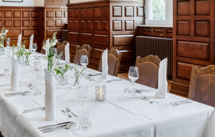 Eine festlich eingedeckte Tafel im Trauzimmer des Schloss Benkhausen.