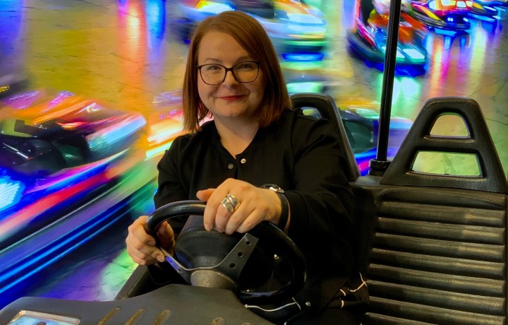 Kuratorin Jessica Midding im Autoscooter der Sonderausstellung