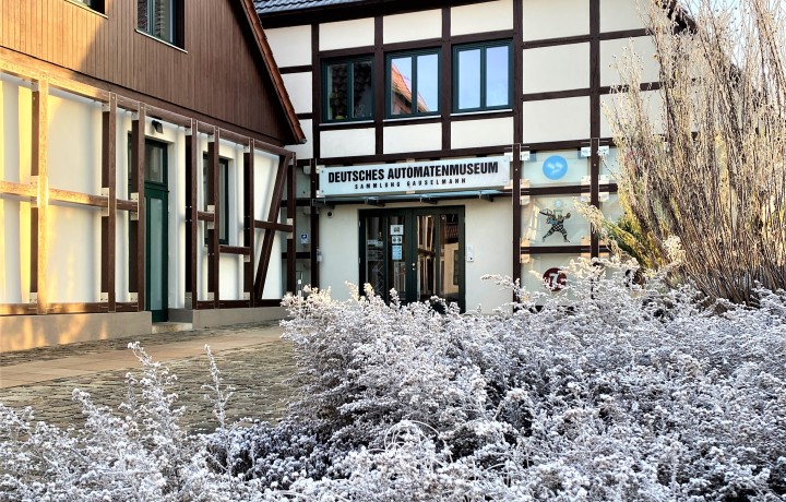 Automatenmuseum Außenansicht im Winter aus der Froschperspektive