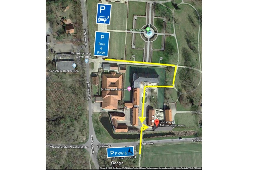 Karte mit markierten Parkplätzen für Busse und PKW neben dem Schlossgarten und PKW- und Behindertenparkplätzen vor dem Innenhhof