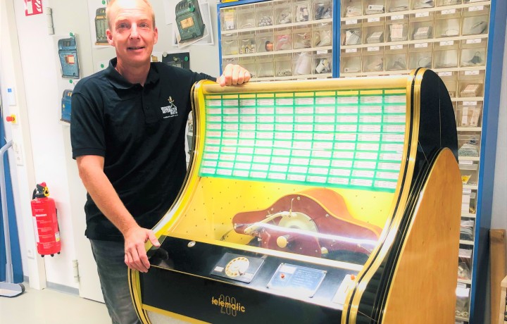 Werkstatttechniker Matthias neben der Musikbox Telematic 200