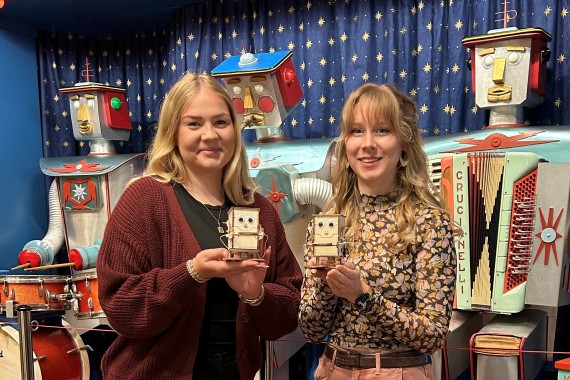 Karolin Vogt und Fabiana Kresse mit dem Charly Chip_quer