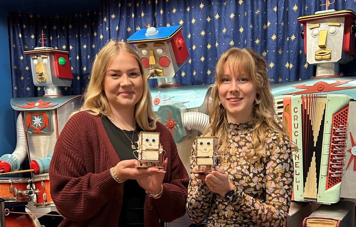 Karolin Vogt und Fabiana Kresse mit dem Charly Chip_quer