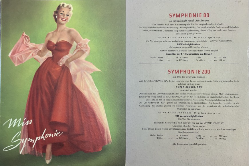 Ein Werbeflyer im Format DIN A4, der eine Dame im langen, roten Kleid vor grünem Hintergrund zeigt. Rechts im Bild ist die Rückseite desselben Werbeflyers zu sehen. Daruaf zu lesen: 