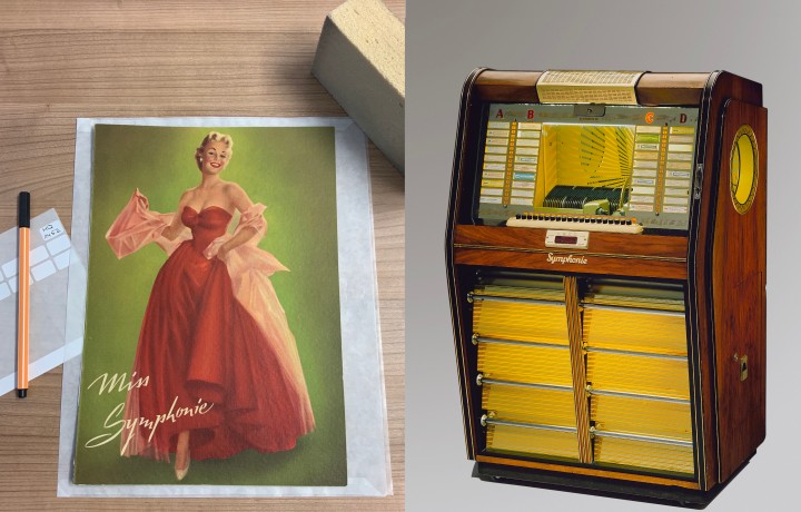 Im linken Teil des Bildes: Ein Werbeflyer im Format DIN A4, der eine Dame im langen, roten Kleid vor grünem Hintergrund zeigt. Der Flyer liegt auf einem Umschalg. Links daneben ein Stift und kleine Etiketten. Rechts im Bild angeschnitten ein Papierreinigungsschwamm.
Im rechten Teil des Bildes: Die Musikbox Symphonie M80 von 1957.
